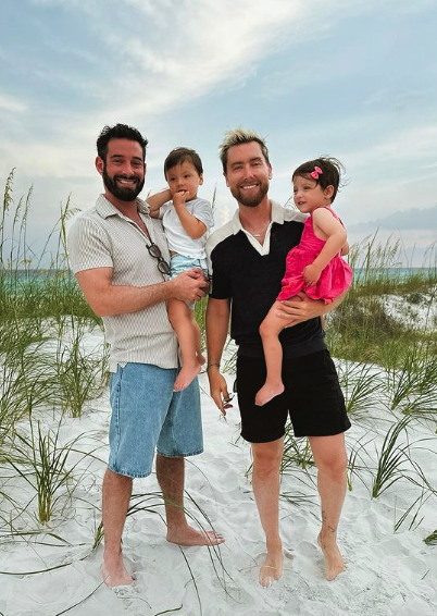 Lance Bass verleiht in bezaubernden Sommerfotos mit der Familie ordentlich Energie